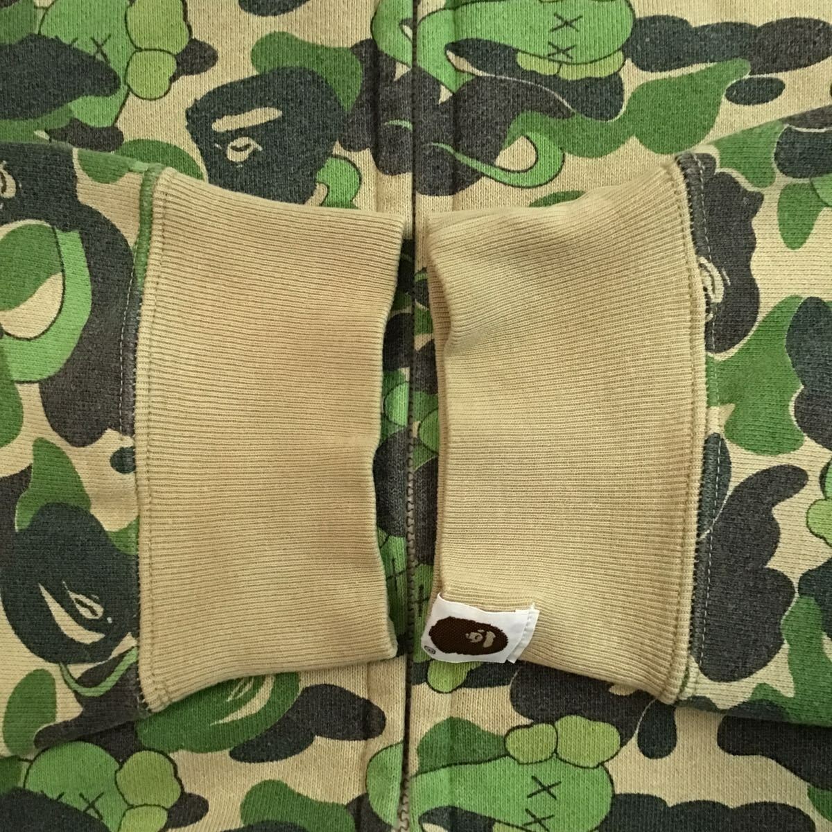 APE BAPE KAWS CAMO パーカー　STA 迷彩　スウェット　L s-l400.jpg