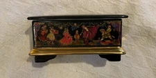 VINTAGE RUSSIAN PORCELAIN MUSIC BOX BY ARDLEIGH ELLIOTT & SONS