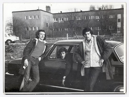 Vintage Photo Skoda 110 Young Men Posing With Cigarettes Next To Car, 1970s - Picture 1 of 2