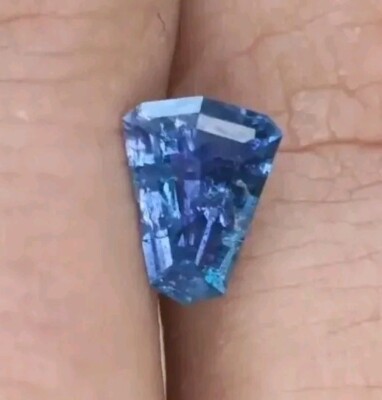 1,1ct Chrom Kornerupine 8x6,2x3,7mm. Blau gesättigt. SI3-I. Tansania.