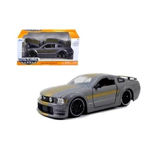 90658)  JADA BIGTIME  MUSCLE 2006 MUSTANG GT DIECAST 1/24  gray  (gold Strips)