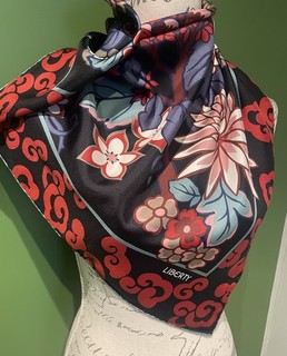 LIBERTY LONDON. GROSSES & FABELHAFTES VINTAGE SEIDENTUCH LIBERTY FLORAL BLOOMS!