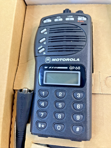 Radio UHF portátil Motorola GP68 NUEVA EN CAJA - Imagen 4 de 8
