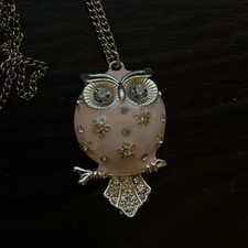 Vintage Unsigned Gold Tone BabyPink Enamel Rhinestone Owl Pendant Necklace.