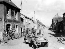 WWII Photo US Soldiers Carentan Schwimmagen WW2 World War Two Normandy / 1003