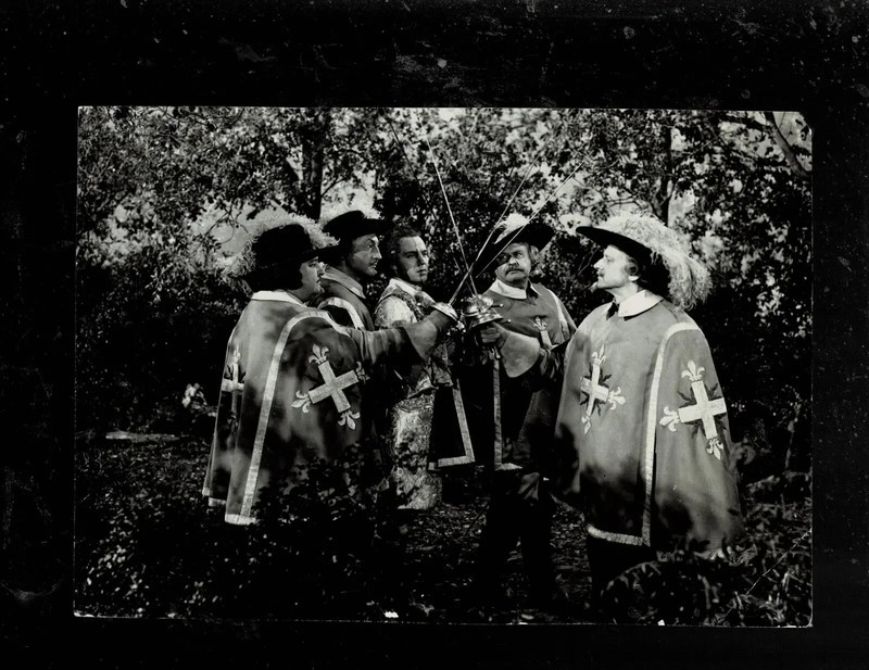 SUPER RARE!! 7X9 1970s ORIGIGNAL MUSKATEERS MOVIE SCENE PHOTO!!