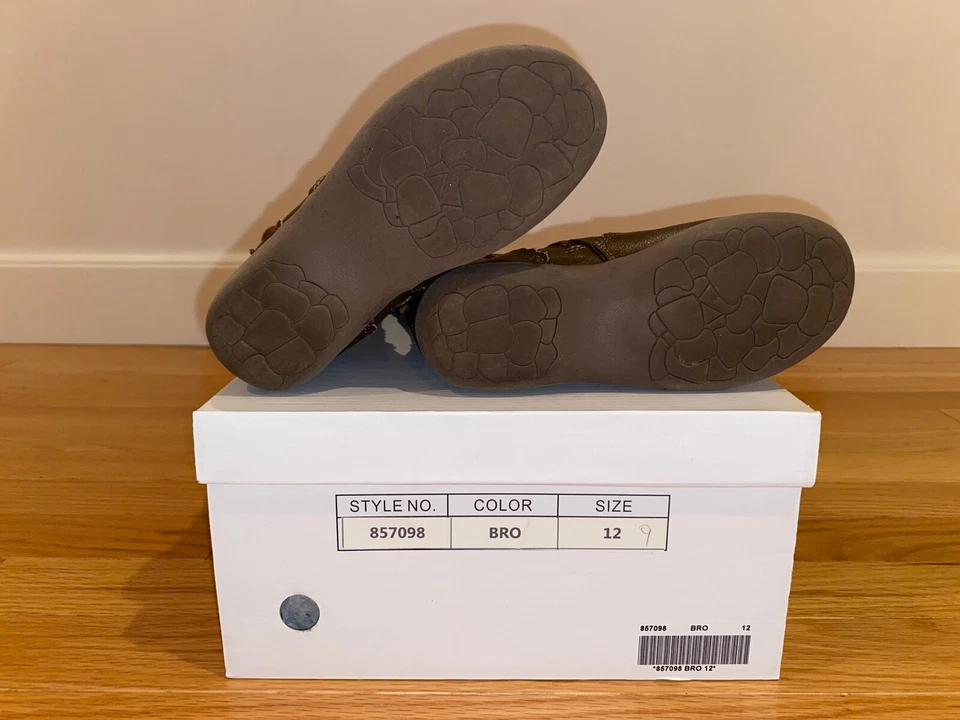 NIÑAS PERSIGUIENDO LUCIÉRNAGAS CINTA CUERO BOTAS - MARRÓN - Excelente Estado. - Talla 12 Foto 4 de 4