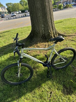 GIANT yukon Bike- Slightly Used