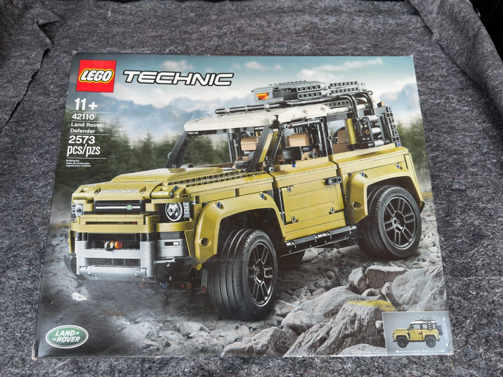 LEGO TECHNIC: Land Rover Defender (42110) - Fac...