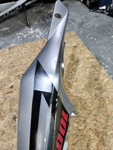 2003-2004 SUZUKI GSXR 1000 OEM TAIL FAIRING DAMAGED - Foto 7 di 10