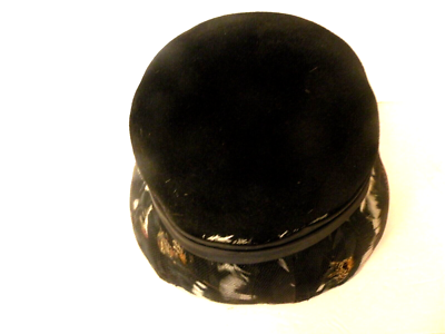 RETRO 1950s-60s BLACK VELVET FELT PILL BOX TYPE HAT VEIL  display picture 3