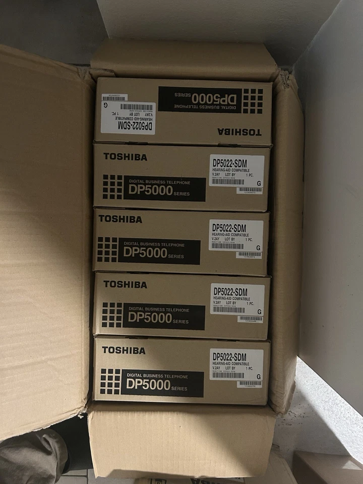 Lote de cinco (5) teléfonos de oficina Toshiba nuevos Foto 3 de 3