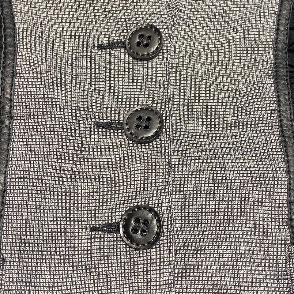 Blusa feminina Y2K Bebe blazer 6 preta cinza ajustada manga curta botão frontal em excelente estado usado - Imagem 3 de 4