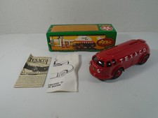 ERTL--1934 DIAMOND T TEXACO TANKER--DIE CAST BANK LOOK 