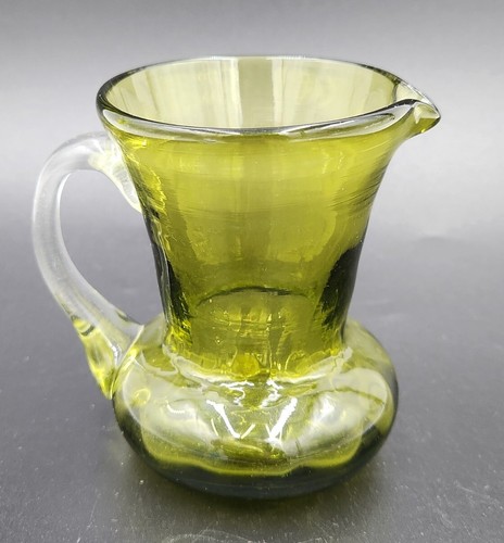 Vintage Pilgrim Hand Blown Green Glass Optic Mini Pitcher w/Applied Clear Handle - Afbeelding 1 van 12
