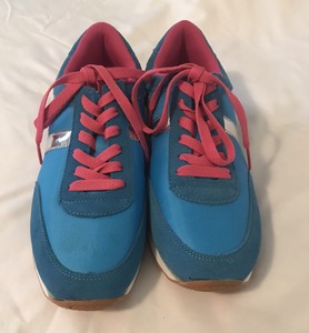 volatile tennis shoes