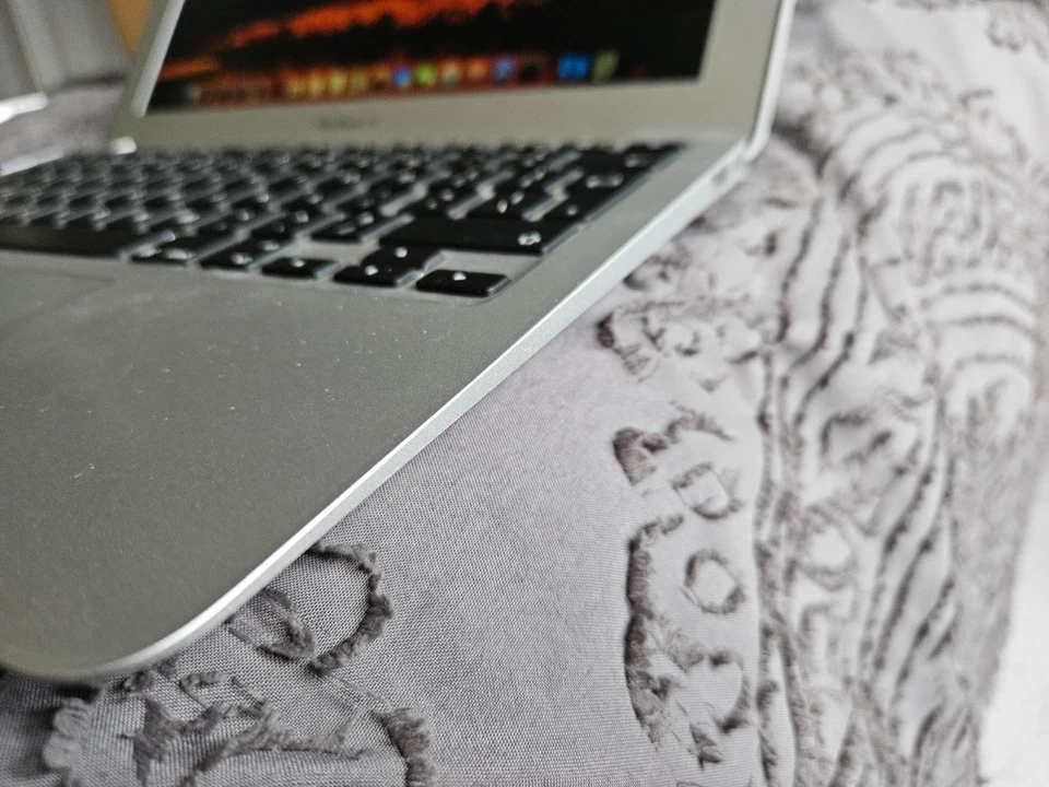 Apple MC505B/A MacBook Air A1370 Laptop, photo 4 of 5