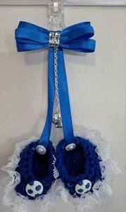 Pram charmes*new* Royal blue booties Baby charmes tricoté main avec Football Embel