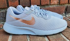 *NIKE*Tanjun Gris/Rosa Dorado Metálico Correr Entrenamiento Tenis●Para Mujer Talla 9.5●Limpio