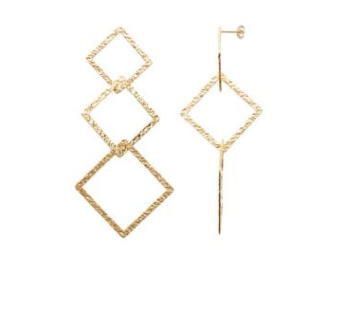 Boucles d'oreilles longues dorées pour sublimer une tenue de soirée chic