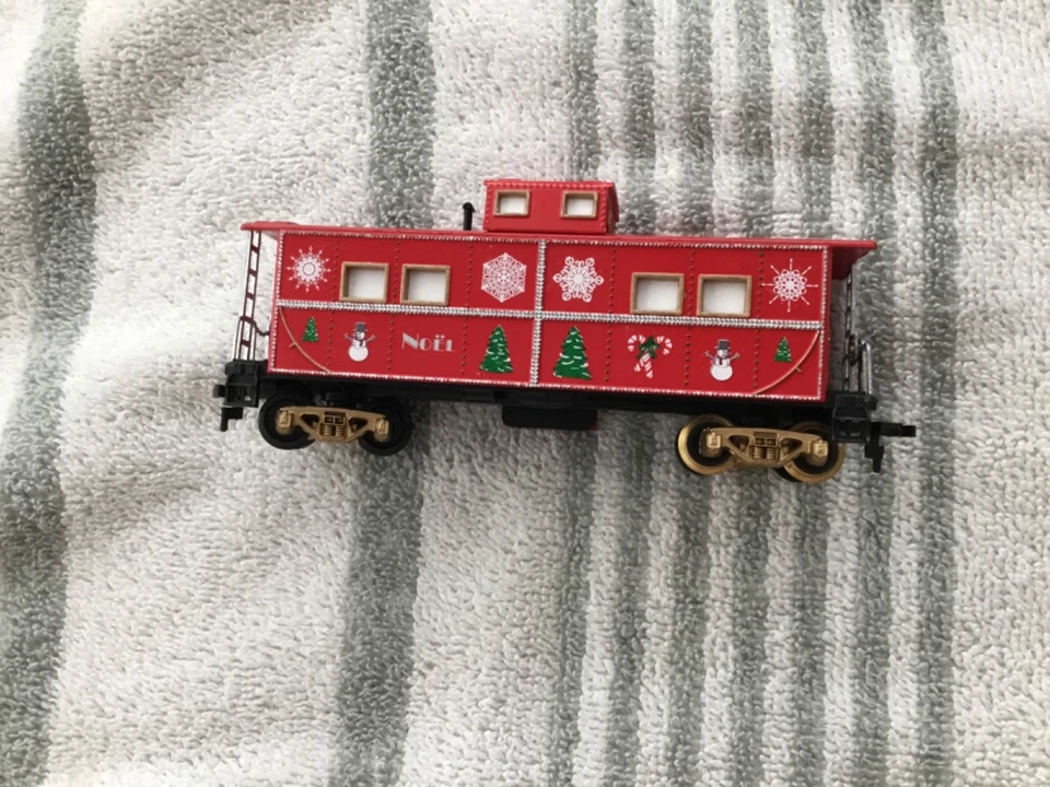 HO SCALE CHRISTMAS CABOOSE ☃️🌲☃️🌲 - Image 2 of 4