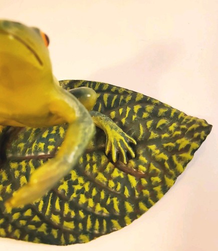 Vintage Frog On Leaf Metal Green Petites Choses Open Arms Vintage USA Figurine - Picture 16 of 20