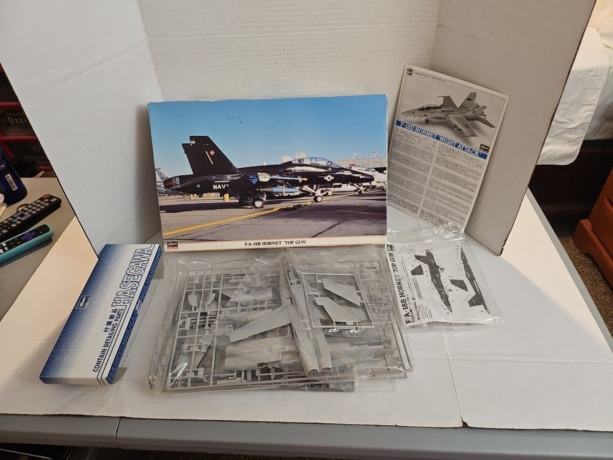 Hasegawa 1/72 F/A-18B Hornet `Top Gun´ #02436 #09400 Model