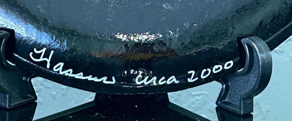 Plato decorativo vintage de cerámica esmaltado negro con diseño abstracto rojo elevado. Foto 4 de 4