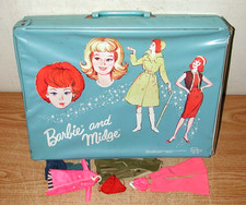 VINTAGE 1964 MATTEL BARBIE AND MIDGE DOLL CARRYING CASE WITH SOME BARBIE CLOTHES