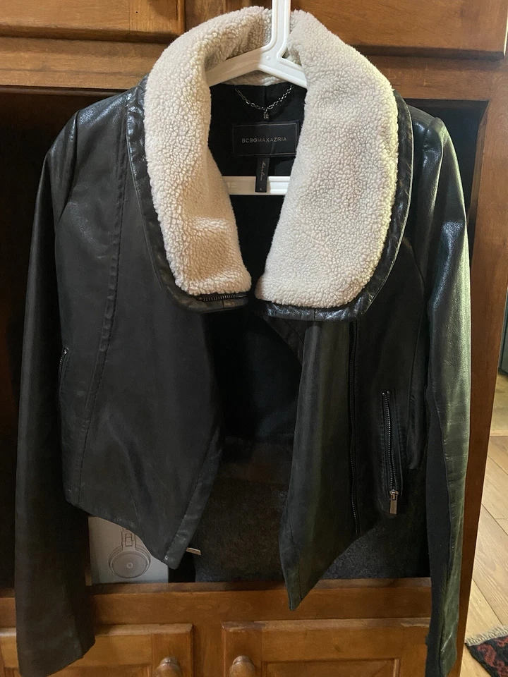Chaqueta Bomber de Cuero Bcbg Maxazria Talla Pequeña con Cuello de Lana Excelente Estado. Foto 2 de 4