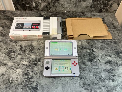 Ottime condizioni Console di sistema Nintendo 3DS XL NES edizione retrò limitata - Foto 1 di 12