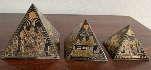 Lovely Set Of 3 engraved vintage brass metal egyptian pyramids paperweights - Picture 6 of 16