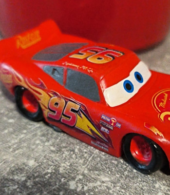 Disney Lightning McQueen Cars Rennfahrzeug rot Rust-eze Nr. 95 Spielzeugauto