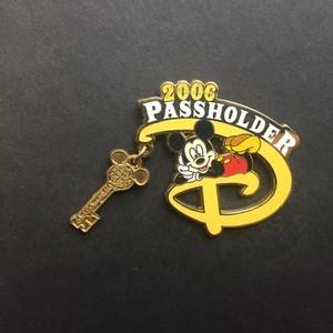 WDW-Passholder-Exclusive-2006-Mickey-Mouse-Dangle-Glitter-Disney-Pin-43771