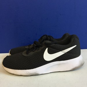 nike tanjun black size 6