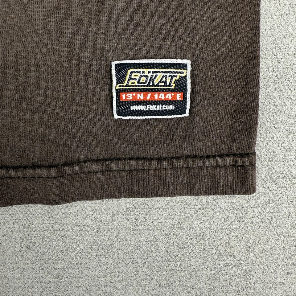 Y2K Fokai 国际衬衫男式 M 图形关岛短袖棕色复古 T 恤 — 第 3/4 张图片