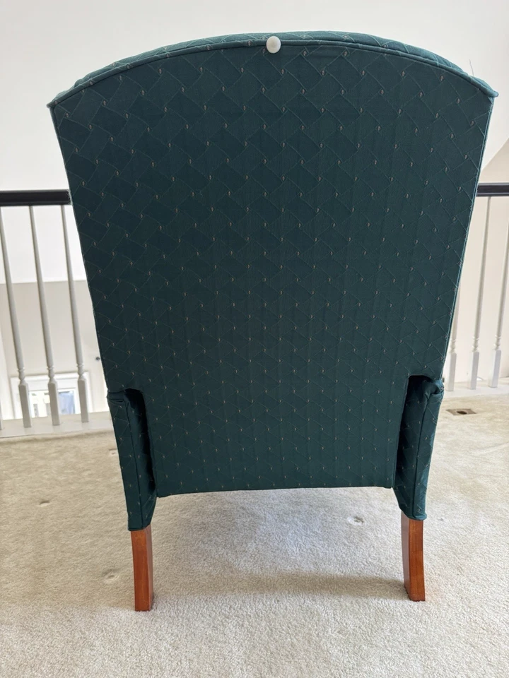 Elegante reclinable vintage con respaldo de ala: recientemente tapizado en hoja verde y dorada Foto 4 de 4