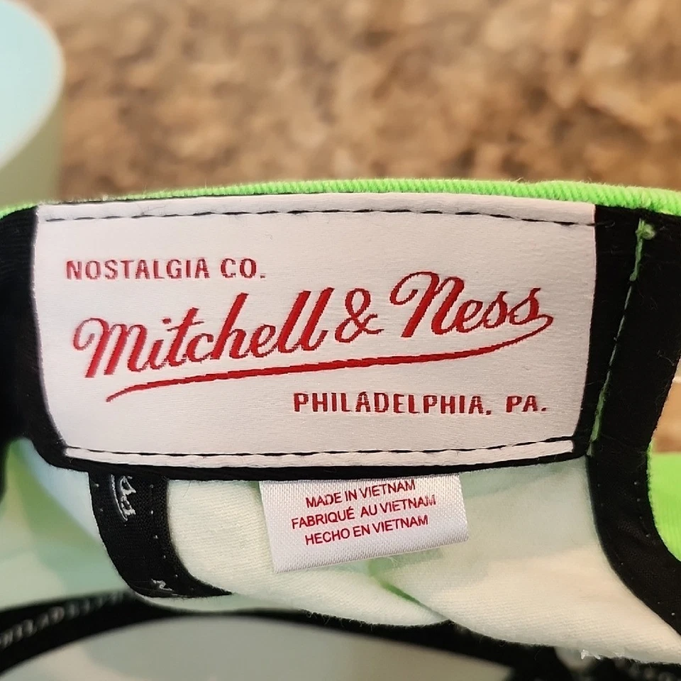 Sombrero verde neón Mitchell & Ness de los Celtics Foto 2 de 4