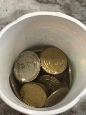 2006 Chuck E Cheese Vintage Plastic Token Cup With 38 Coins + 1 Auto Wash Coin