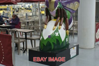 FOTO AMEISE AUF EI STATUE