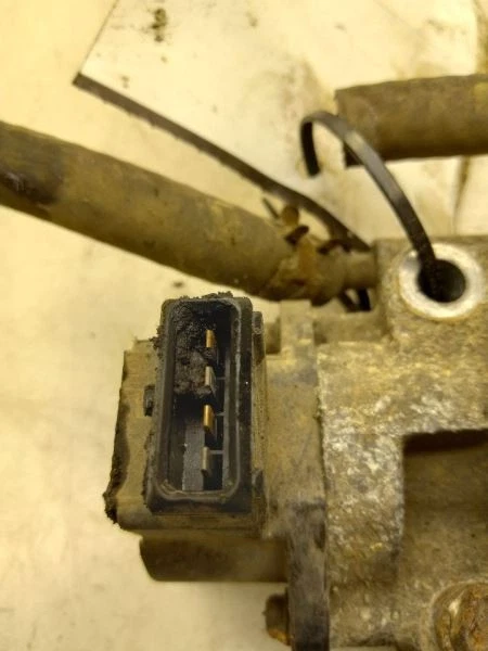 88-92 TOYOTA LAND CRUISER 4.0L ENGINE THROTTLE BODY ASSEMBLY  - Image 2 of 4