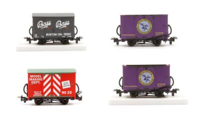 PECO ''OO9'' SPURWEITE KONVOLUT 4 VERSCHIEDENE 4 RAD GESCHLOSSEN GUTE LIEFERWAGEN WAGGONS