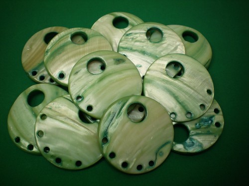 Large 45mm 70L Pale Green Shell Effect Round Donut Pendant Disc Bead Jewellery - Picture 6 of 6