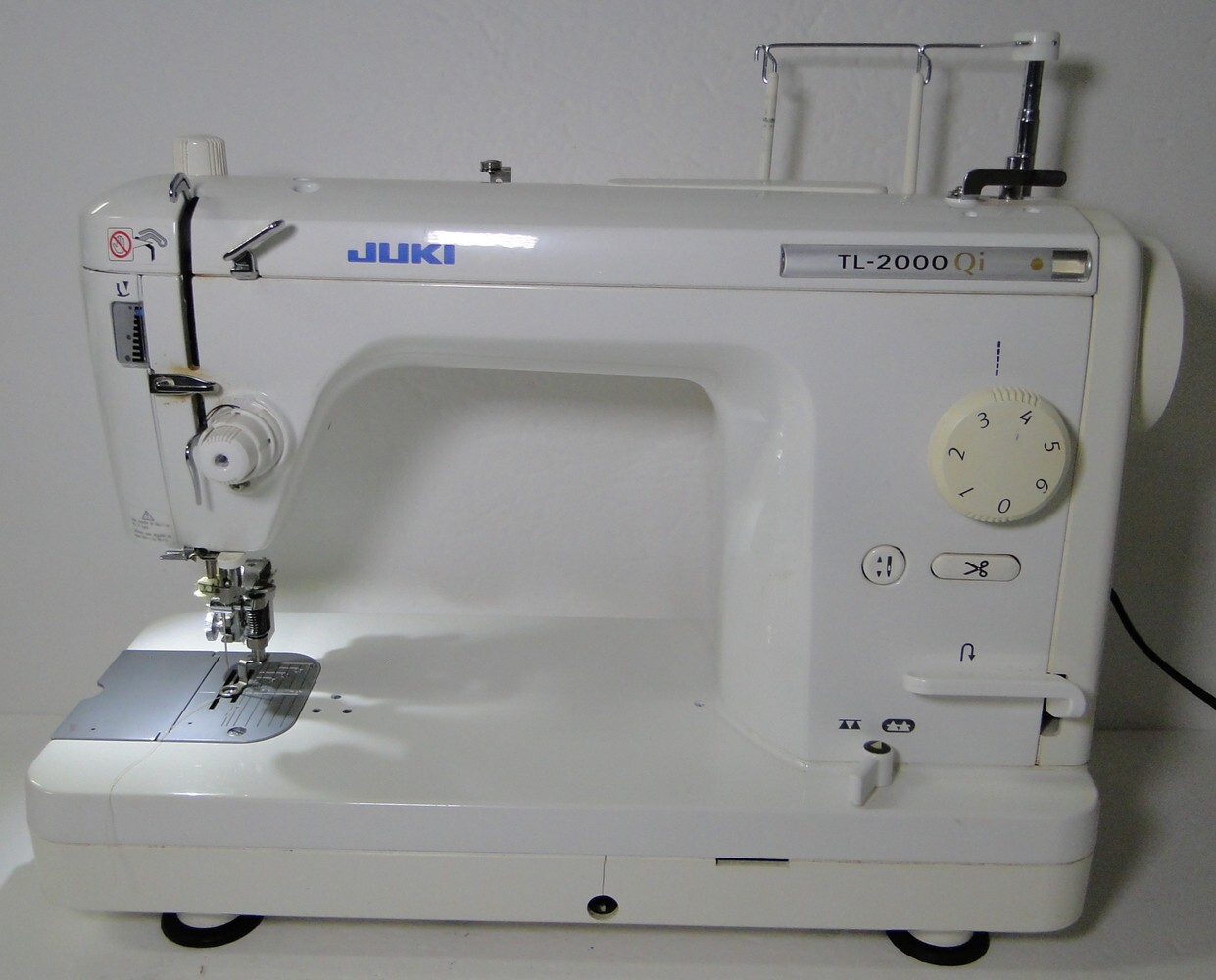 JUKI TL2000Qi Lightweight MidArm Quilting and Piecing Sewing Machine