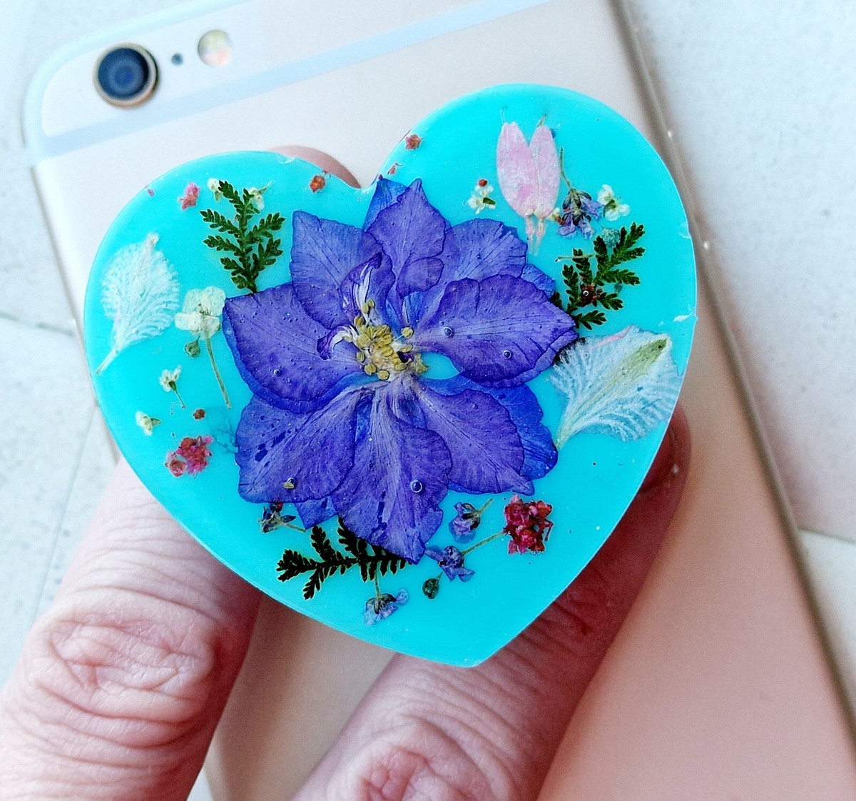 Heart resin Phone Grip turquoise with dried flowers UK