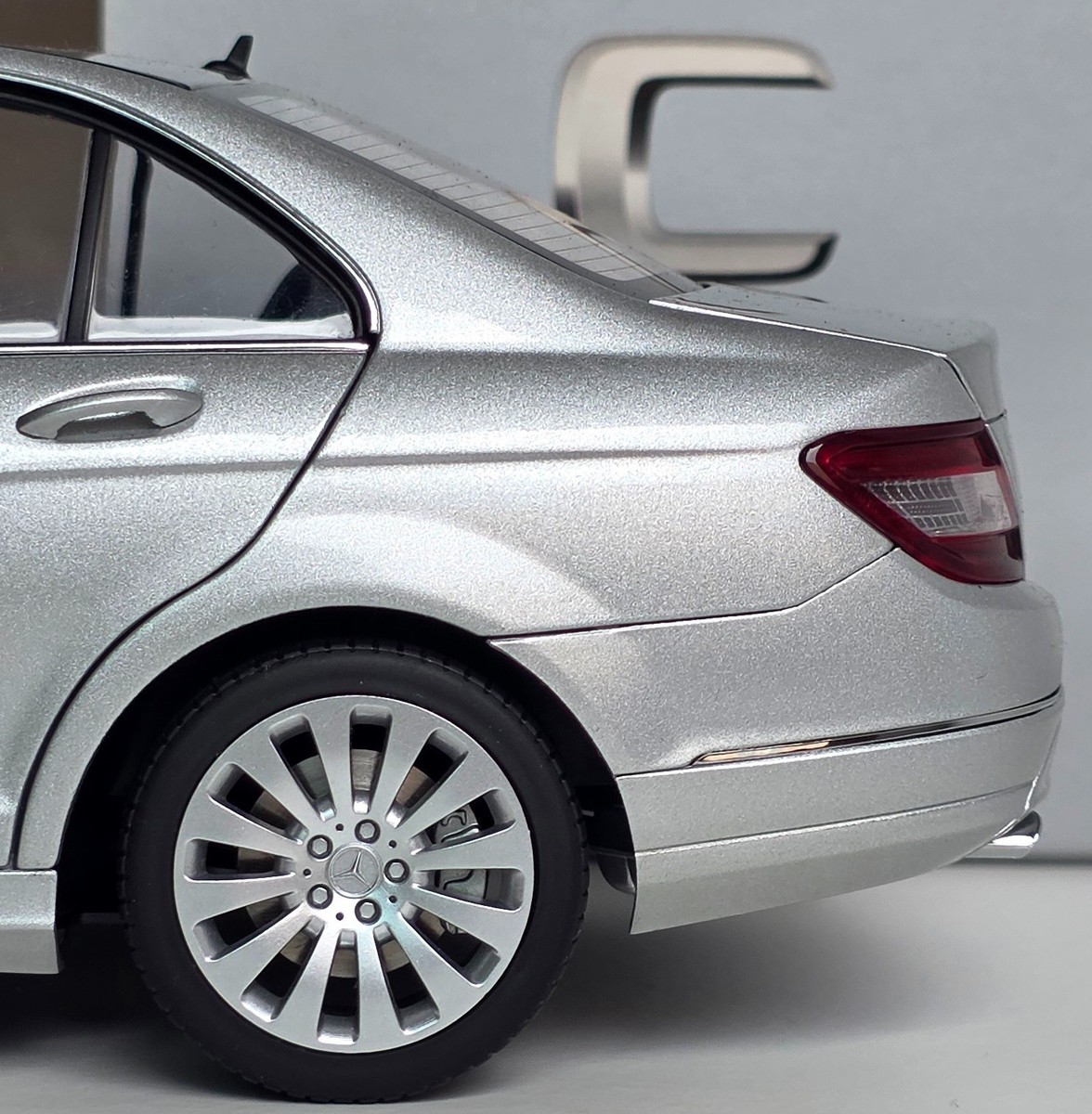 Mercedes-Benz C-CLASS (W204) 2007-2014 Iridium Silver 1:18 AUTOart