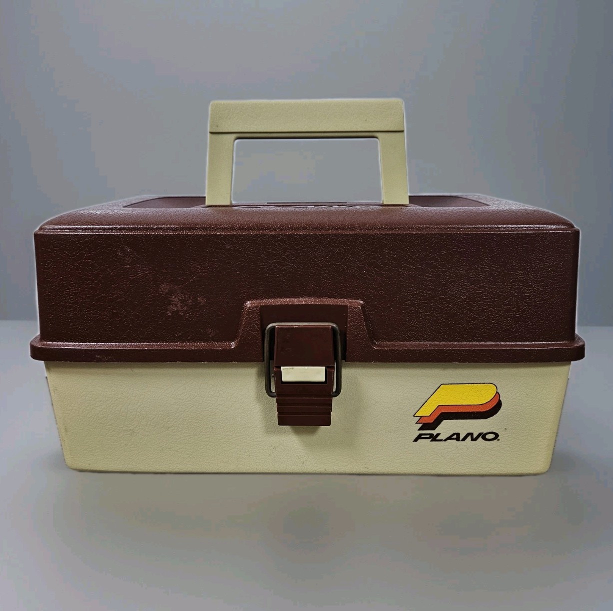 Vtg Plano 4200 Fishing Tackle Box 2 Tray Fold Out Brown Tan USA Made W/ Dividers