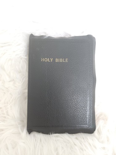 Holy Bible World Red Letter Edition Soft Cover - Picture 2 of 5