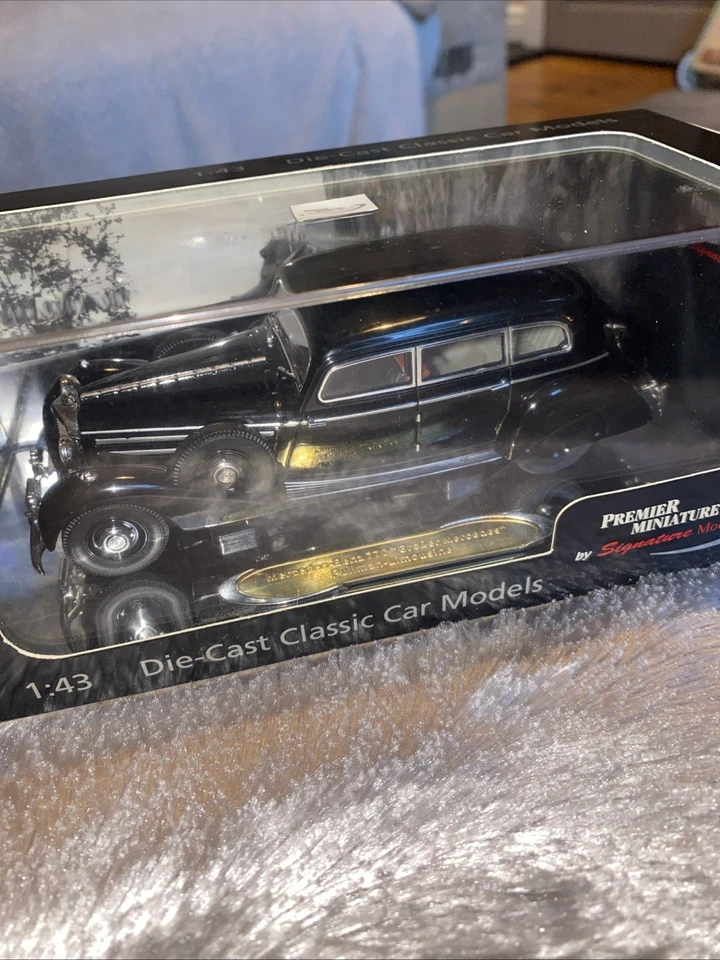 1:43 PREMIER MINIATURE SIGNATURE MERCEDES-BENZ 770 PULLMAN LIMOUSINE BLACK MINT - Image 2 of 4