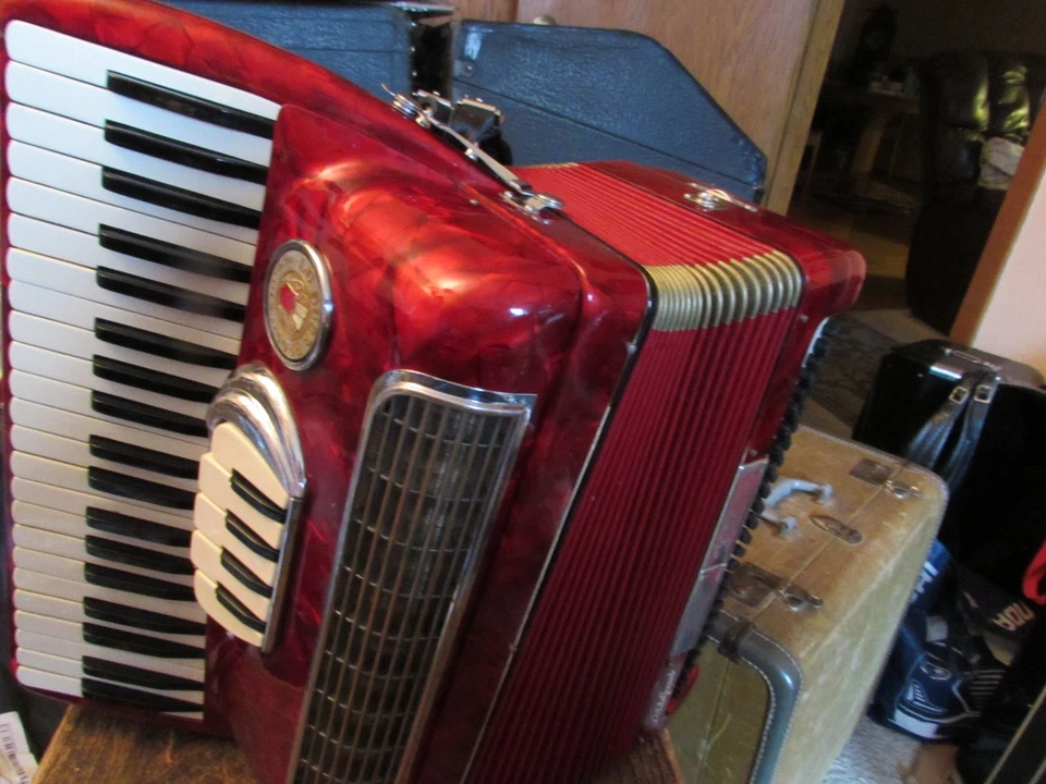 Acordeón Lo Duca Bros. 120 bajos, 16,5" KB,.3/5 cañas, LMH, buen estado Foto 2 de 4